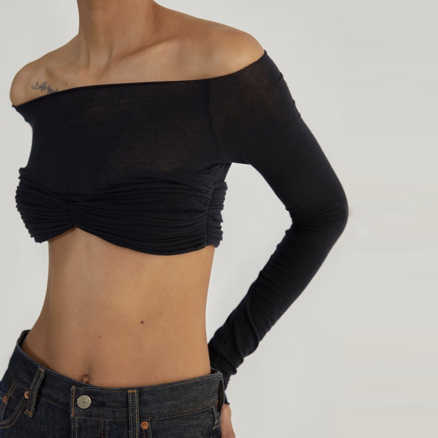 One-line neckline sheer chest-wrapped short top.