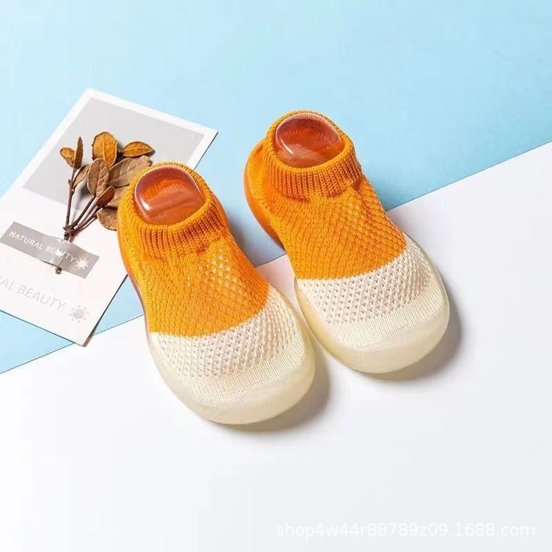 Summer children's soft sole anti-slip mesh shoes with floor holes.