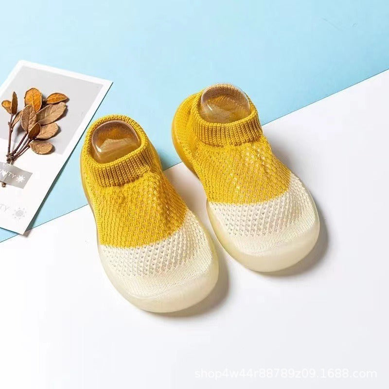 Summer children's soft sole anti-slip mesh shoes with floor holes.